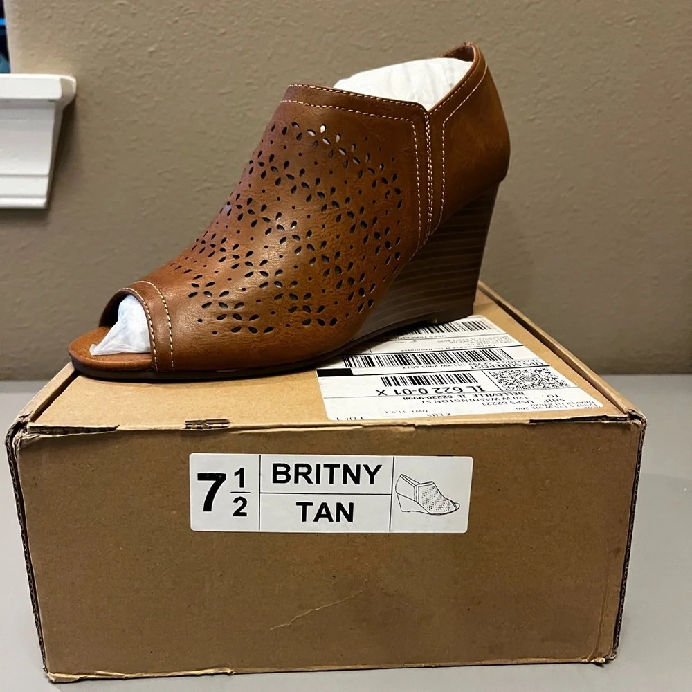 7.5 Tan Wedge - Picture 1 of 2